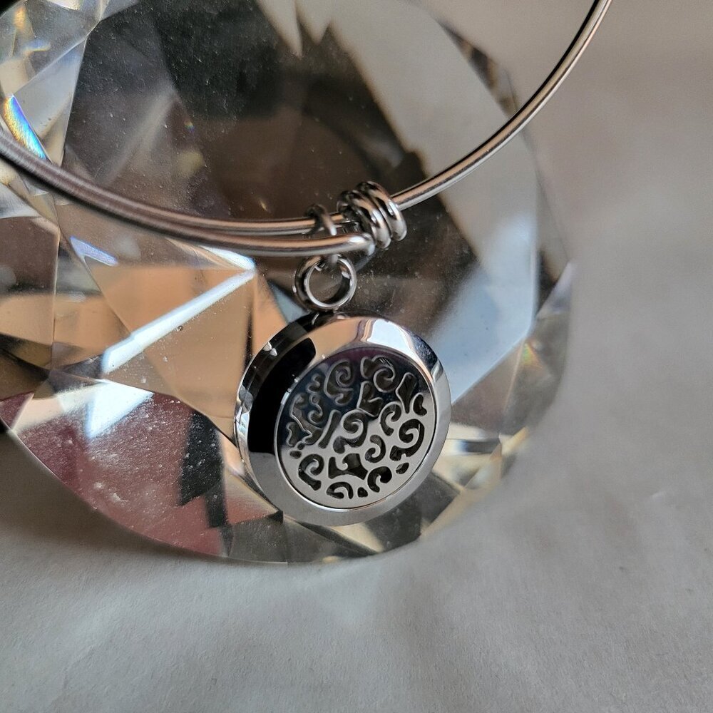 STAINLESS STEEL AROMATHERAPY ESSENTIAL OIL BANGLE BRACELET - Picture 2 of 4